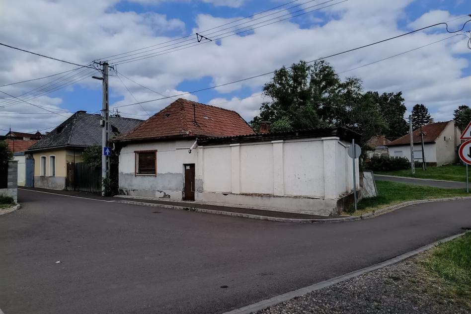 3704980